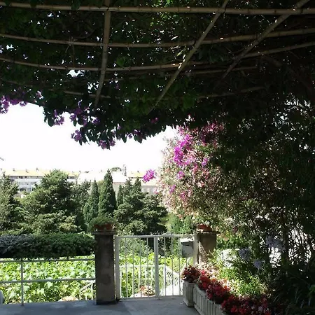 普拉维召公寓酒店